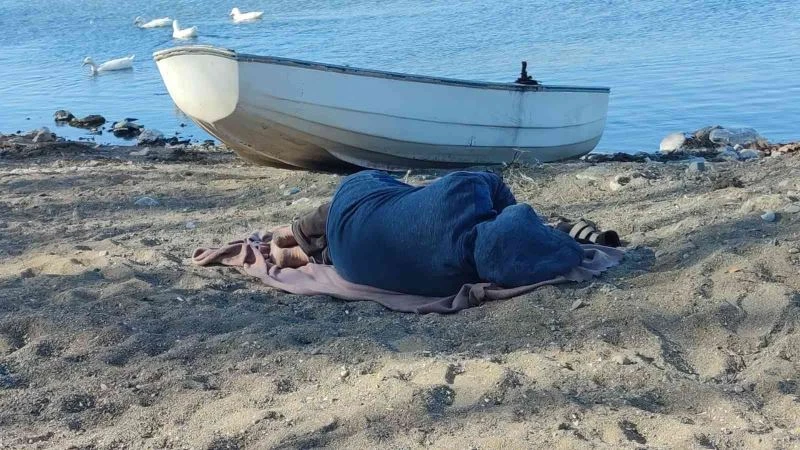 Göl kıyısında ayağında çorap olmadan uyudu, görenlerin yüreğini burktu
