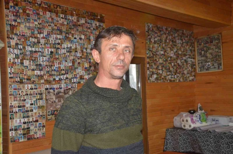 İş yerinin duvarlarını müşterilerin vesikalıkları süslüyor
