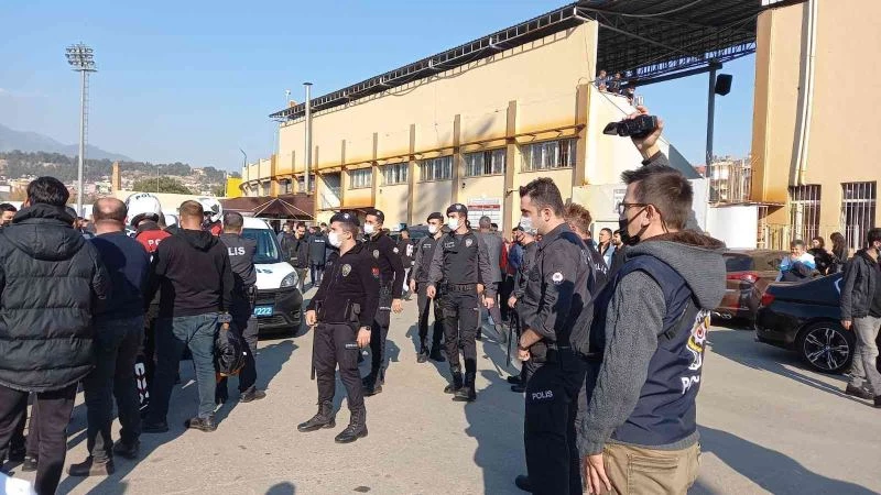 Taraftarları, polis taraftarları zor sakinleştirdi, maç polis nezaretinde tamamlandı
