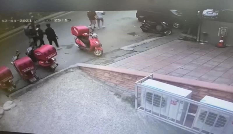 Beyoğlu’nda telefonu çalınan genç, hırsızın arkadaşları tarafından önce dövüldü ardından da kaçırıldı
