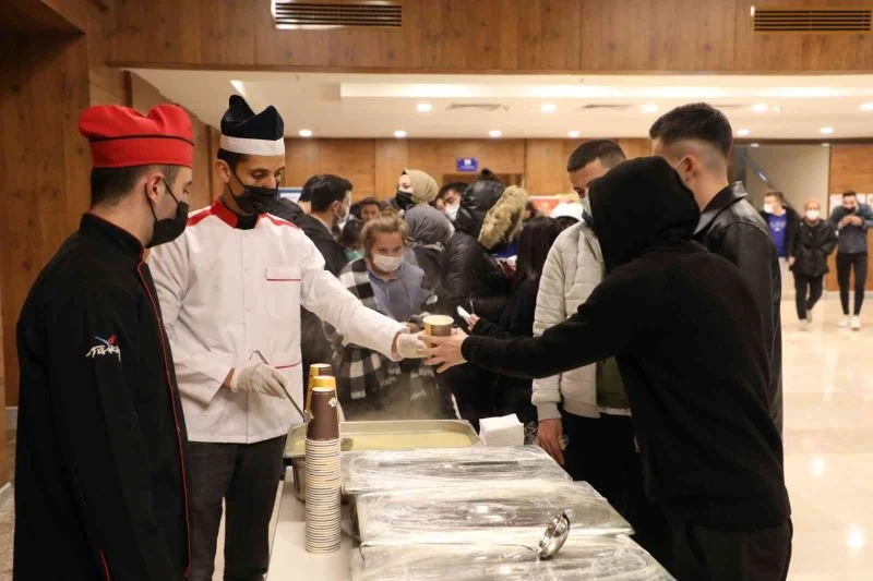 Bartın Üniversitesi’nin 7/24 açık kütüphanelerinde öğrencilere çorba ikramı
