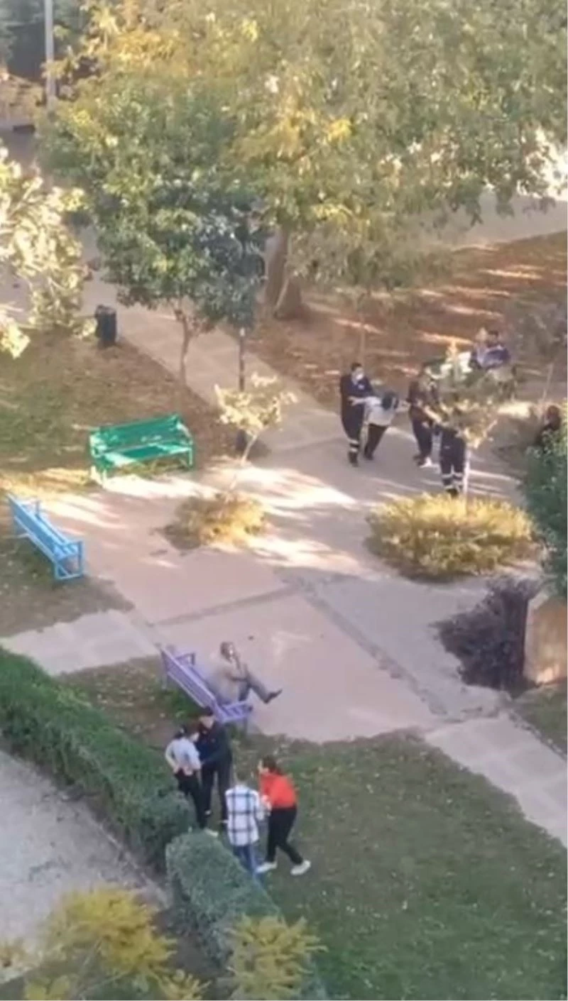 Antalya’da okul çıkışı kavga eden liseli kızları vatandaşlar güçlükle sakinleştirdi
