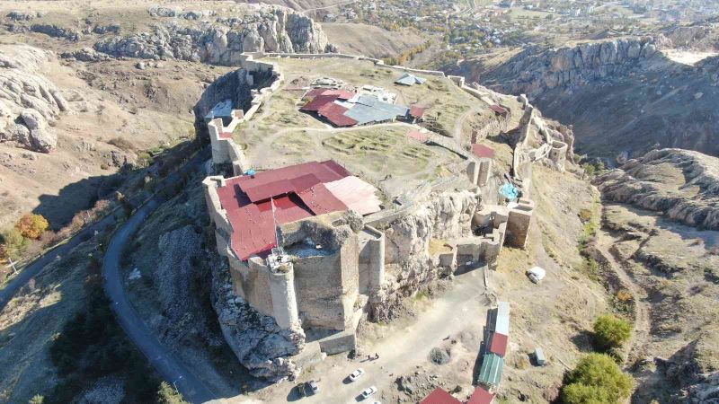 Harput Kalesi’nin tarihi çıkan buluntular ile 2 bin 200 yıl geriye gitti
