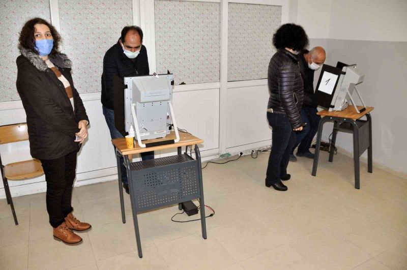 Gaziosmanpaşa’da vatandaşlar Bulgaristan’daki seçimler için sandık başına gitti
