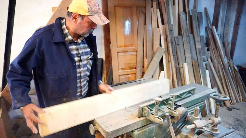 52 yıllık marangoz ağaçlara yeniden hayat veriyor
