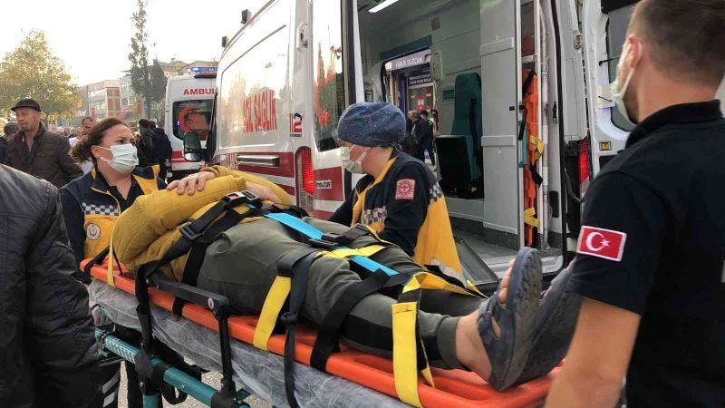 Yayaya çarpmamak için manevra yapınca motosikletten düştüler
