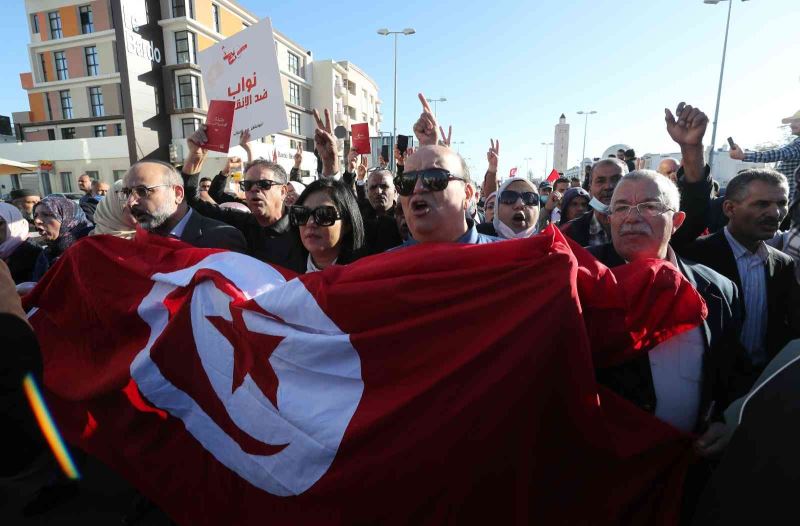 Tunus’ta parlamento önünde Devlet Başkanının yetkileri protesto edildi

