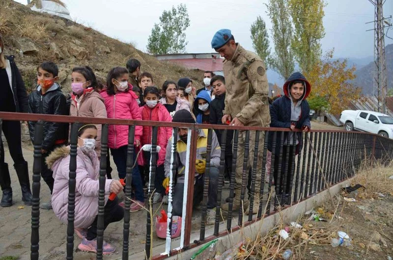 Komutanlar öğrencilerle birlikte okul bahçesindeki parmaklıkları boyadı
