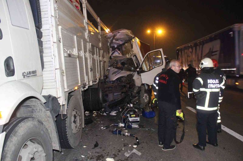 TEM’de kamyonet lastiği patlayan kamyona ok gibi saplandı: 1 ölü
