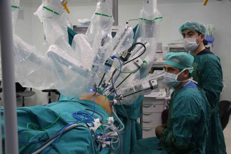 Bu sistem adeta cerrahların eli kolu: “Robotik cerrahi”
