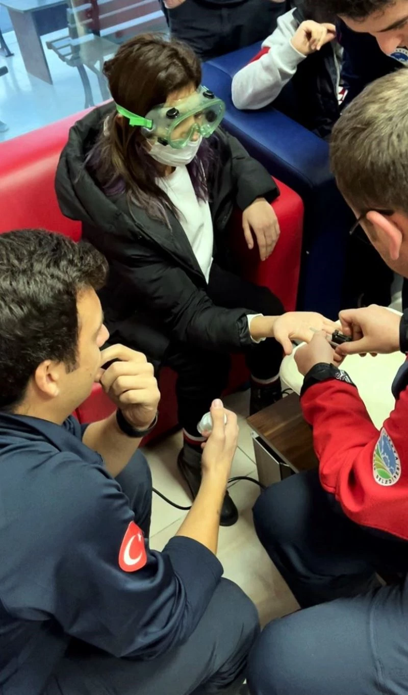 Parmağına yüzük sıkışan genç kadın soluğu itfaiyede aldı
