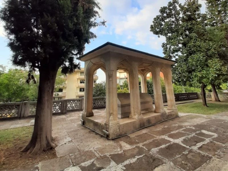 Başkan kendi konutunu yıkacak, yerinde Süleyman Çelebi külliyesi yükselecek
