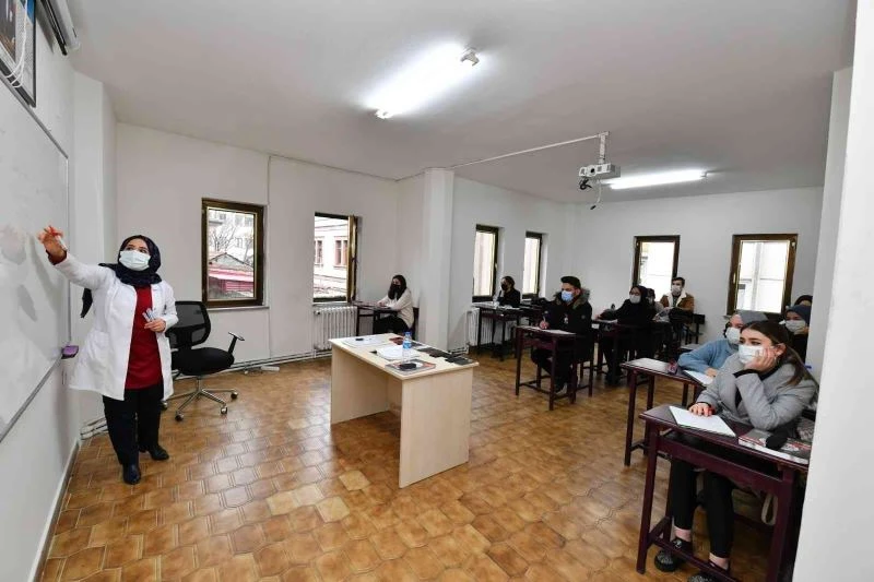 Kurslara katılarak hem bilgi ve becerilerini geliştiriyor hem ev ekonomilerine katkı sağlıyorlar
