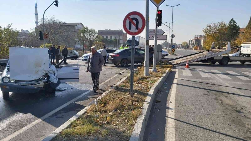 Kavşağa kontrolsüz giren araç kazaya neden oldu
