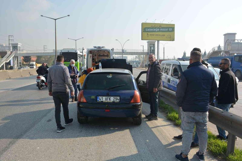 Seyir halindeki aracın açılan kaputu kazaya sebep oldu
