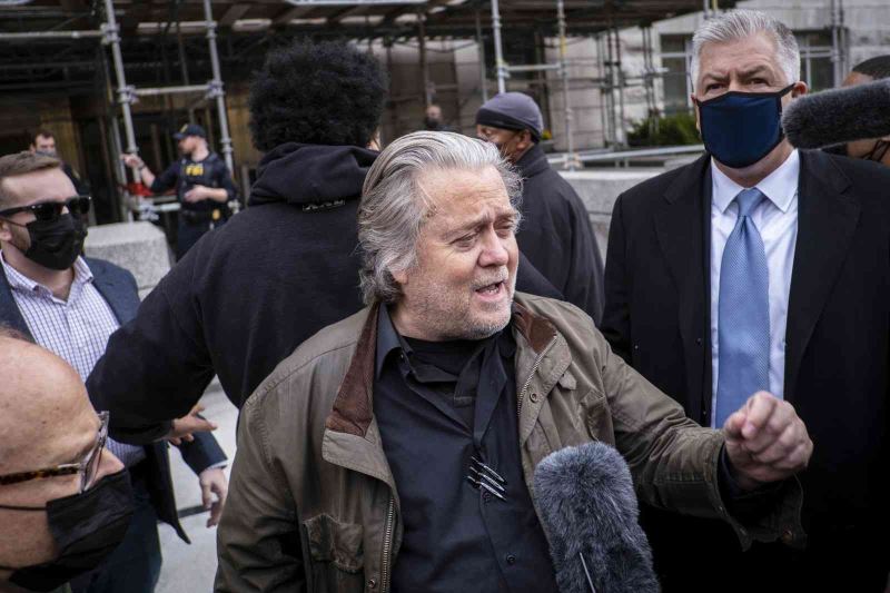 Eski ABD Başkanı Trump’ın danışmanı Bannon, FBI’a teslim oldu
