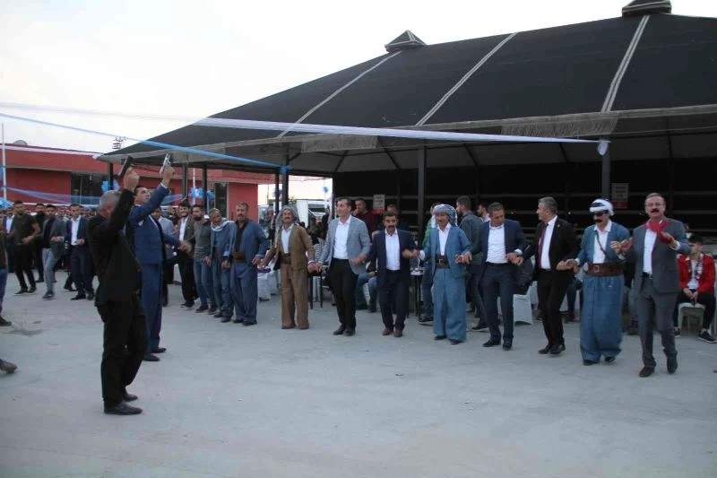 Aşiret düğününde gelin ve damada 1 milyon 258 bin TL takıldı
