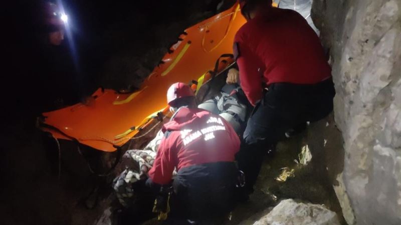 Kayalıklarda mahsur kalan paraşütçüye filmleri aratmayan kurtarma operasyonu
