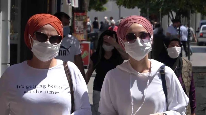 Uzmanından uyarı: Tedbirlere uymayan gençler risk altında
