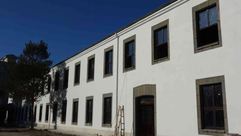 Cumhuriyet’in ilk yıllarından kalan lise, halk kütüphanesine dönüştürüldü
