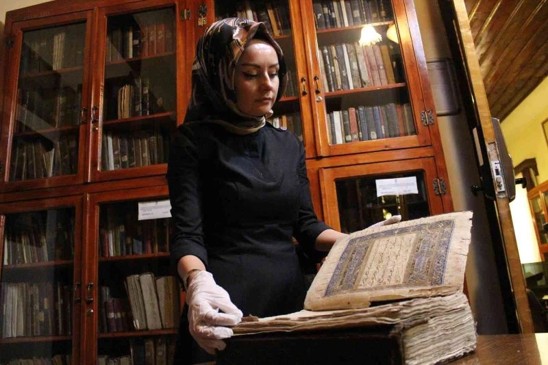 6 asır önce elle yazıldı, gören hayran kalıyor
