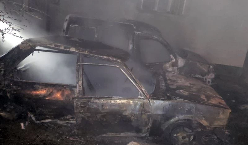 Nazilli’de iki otomobilin kül olduğu yangın, kundaklama çıktı
