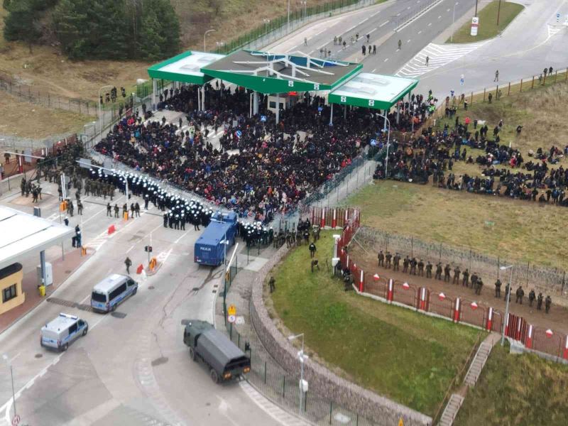 Belarus’ta 3 bin 500 göçmen Polonya sınırında toplandı
