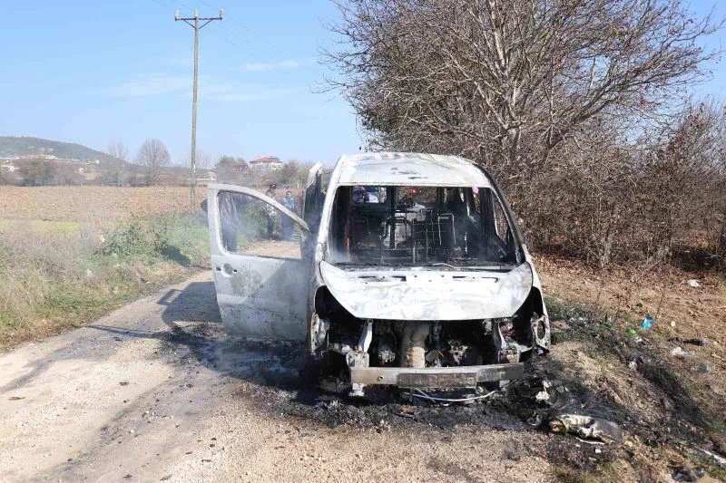 Alkollü sürücünün içindeyken ateşin üzerine park ettiği araç küle döndü
