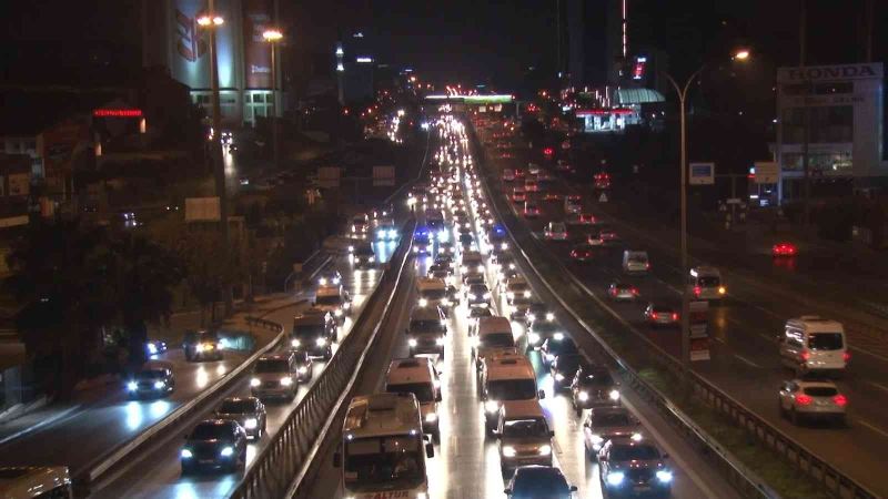 İstanbul’da haftanın ilk iş gününde trafik yüzde 45’i gördü
