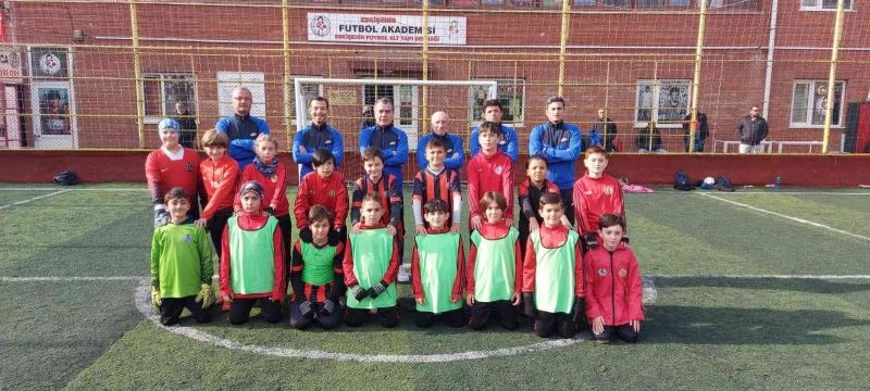 Efsane kaptandan Eskişehir Kanlıkavak Futbol Altyapı’ya ziyaret
