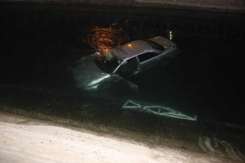 Adana’da sulama kanalına devrilen otomobilin sürücüsü yaralandı