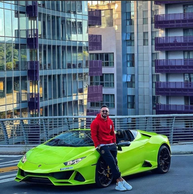 Havalimanı yolunu kapatıp yarış yapan araçlardan birinin Gökhan Çıra olduğu ortaya çıktı
