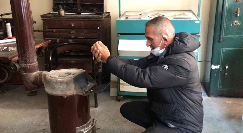 Bayburt’ta soğuklar artınca ev ve işyerlerinde sobalar ateşlendi
