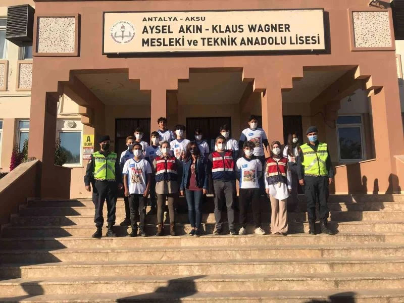 Jandarma ekipleri, liselerde emniyet kemerinin önemini anlatıyor
