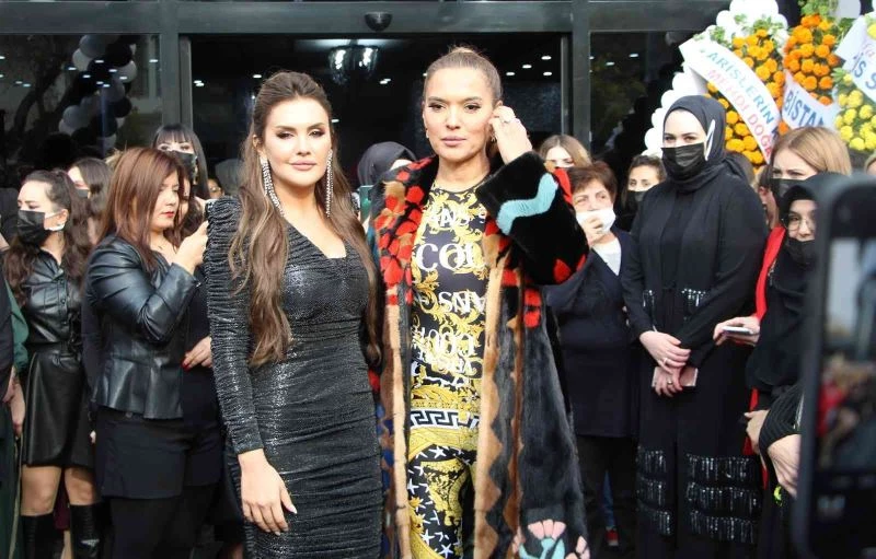 Demet Akalın, hamile dedikoduların ardından göbeğini saklamaya çalıştı
