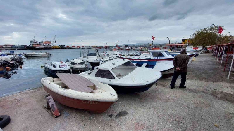 Marmara Denizi ulaşımına poyraz engeli: Çok sayıda balıkçı limana döndü
