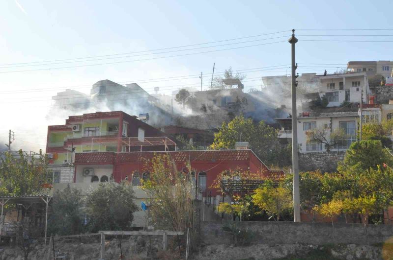 Otluk yangını mahalleliyi sokağa döktü, alevler evleri teğet geçti
