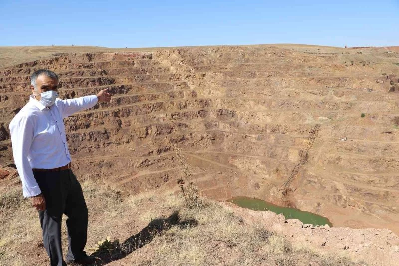 Maden firması arazisini gasp etti, tepki olarak yola çelik ağ ördü
