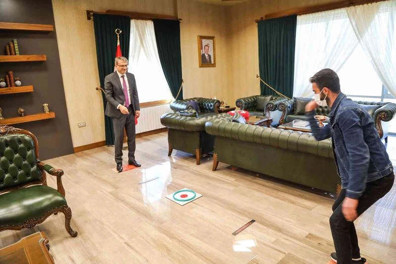 Bingöl Valisi Ekinci, Hemsball oynadı
