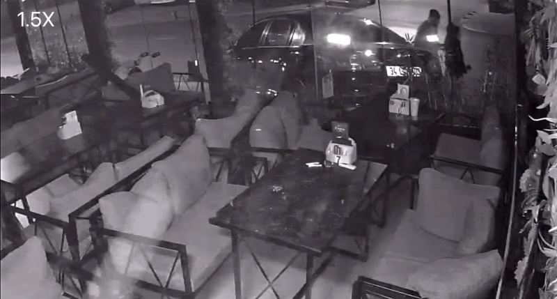 Kartal’da alkollü çift, otomobille kafeye dalıp çalışanlara saldırdı
