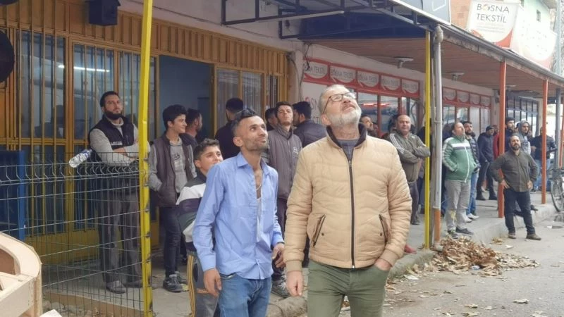 Alev alev yanan işyerini gözyaşları içinde çaresizce izledi
