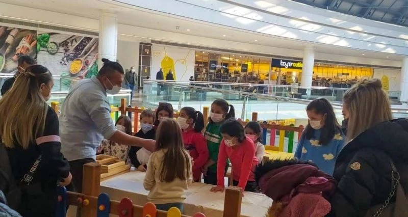 Çocuklar atık kağıtları değerlendiriyor
