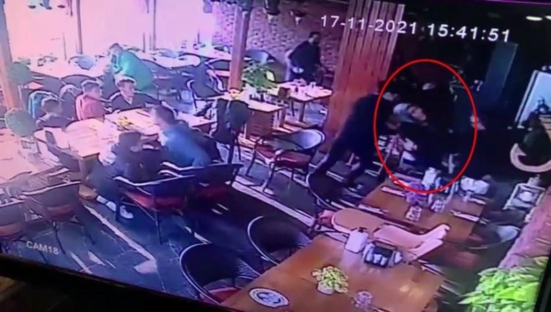 Depremde korkudan bayılan kadın kameraya böyle yansıdı
