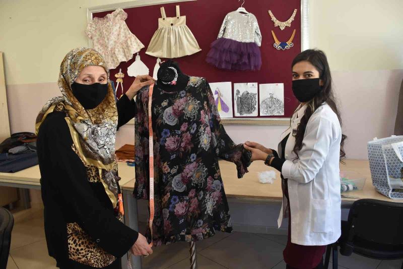Şahinbey’de kadınlar elbiselerini hem ucuza mal ediyor, hem de gelir sağlıyor
