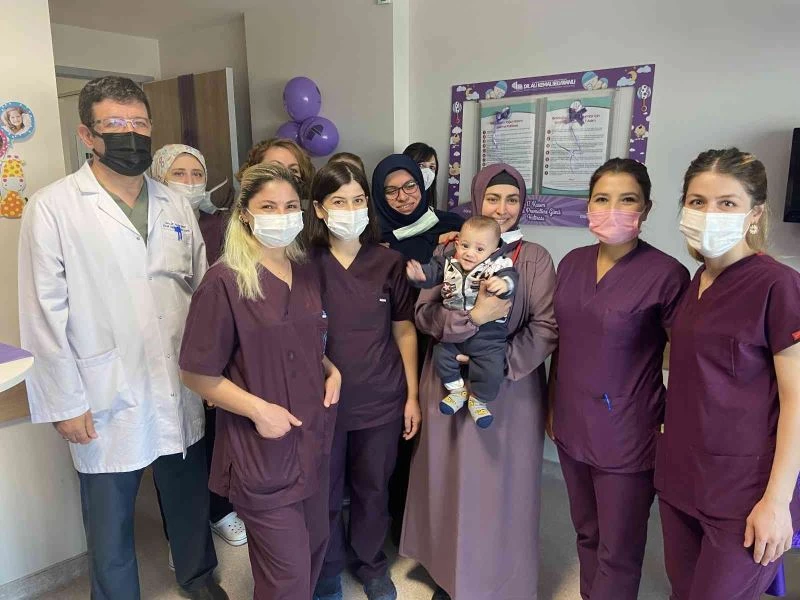 Prematüre çocuklar için pasta kestiler
