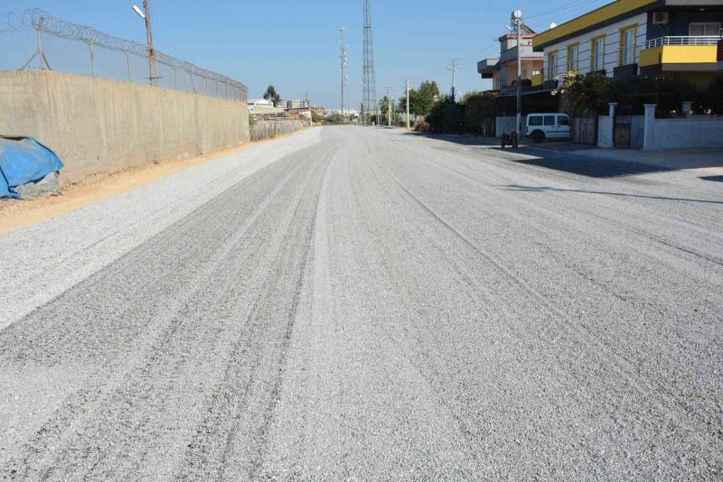 Tarsus caddelerinde asfalt çalışmaları aralıksız sürüyor
