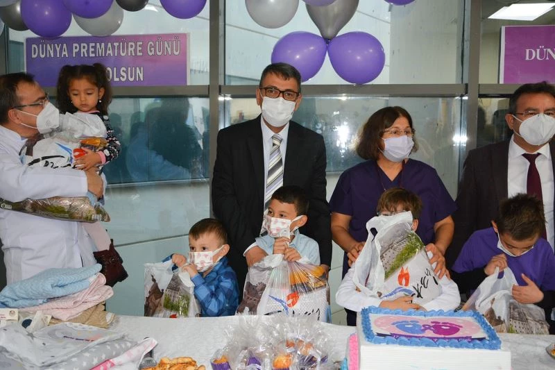 Rektör Kutluhan prematüre bebekler ile bir araya geldi
