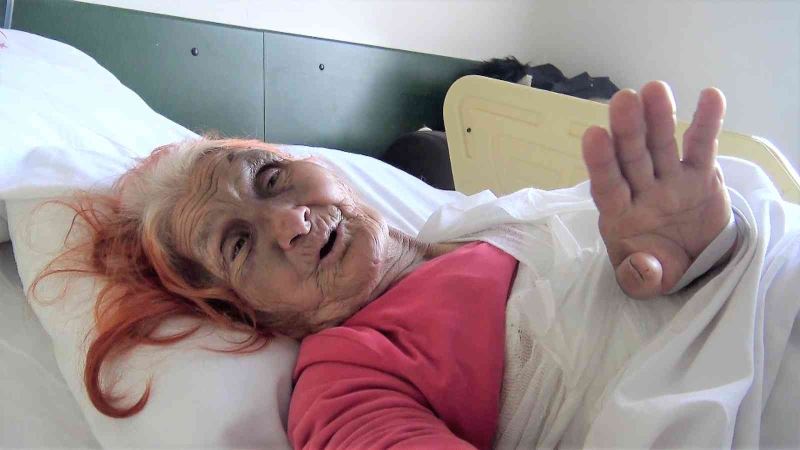 5 gün sonra İHA muhabirinin bulduğu yaşlı kadın yaşama tutunmaya çalışıyor
