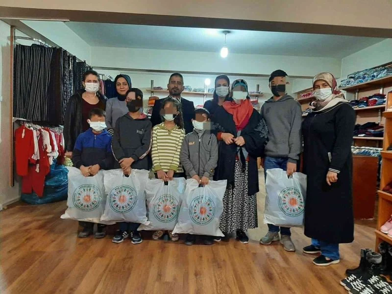 Anne ile babaları tarafından terk edilen okul çağındaki çocuklara şefkat eli
