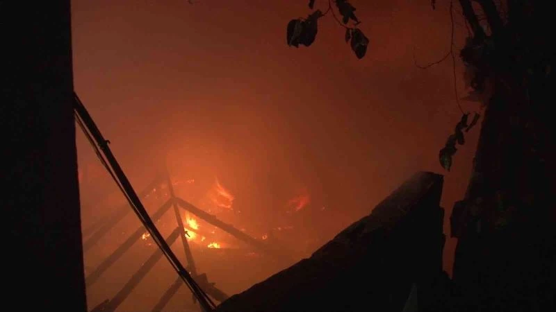 Ev sahibini evde bulamayan yabancı uyruklu şahıslar iki gecekonduyu ateşe verdi
